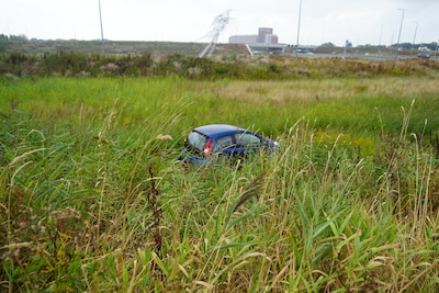 Auto vliegt uit de bocht bij oprit van A28 in Zwolle