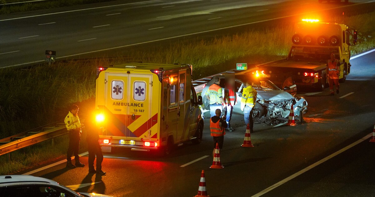 Auto zwaar beschadigd na crash op toerit Hendrik-Ido-Ambacht