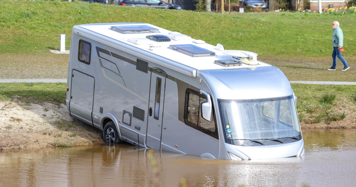 Handrem niet aangetrokken: camper eindigt in het water