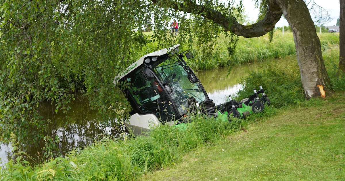 Grasmaaier belandt in water aan Huijgensplantsoen in Berkel en Rodenrijs