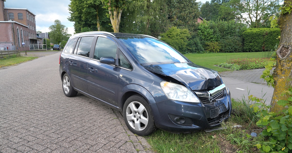 Auto botst tegen boom op Midden in Wapserveen