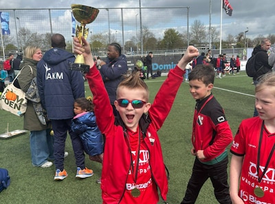 Voetbaltoernooi wordt emotioneel eerbetoon aan Jurre (9): dorp haalt 7225 euro op voor Máxima Centru