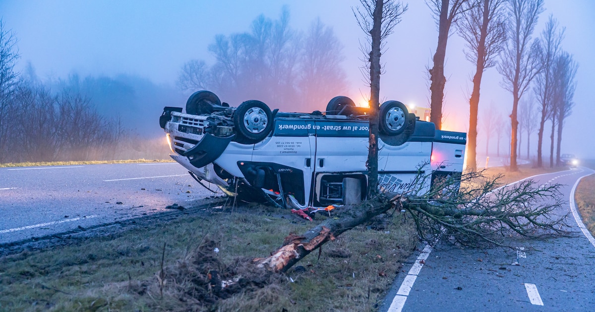 Bedrijfsbus slaat over de kop in Grijpskerk, bestuurder ongedeerd
