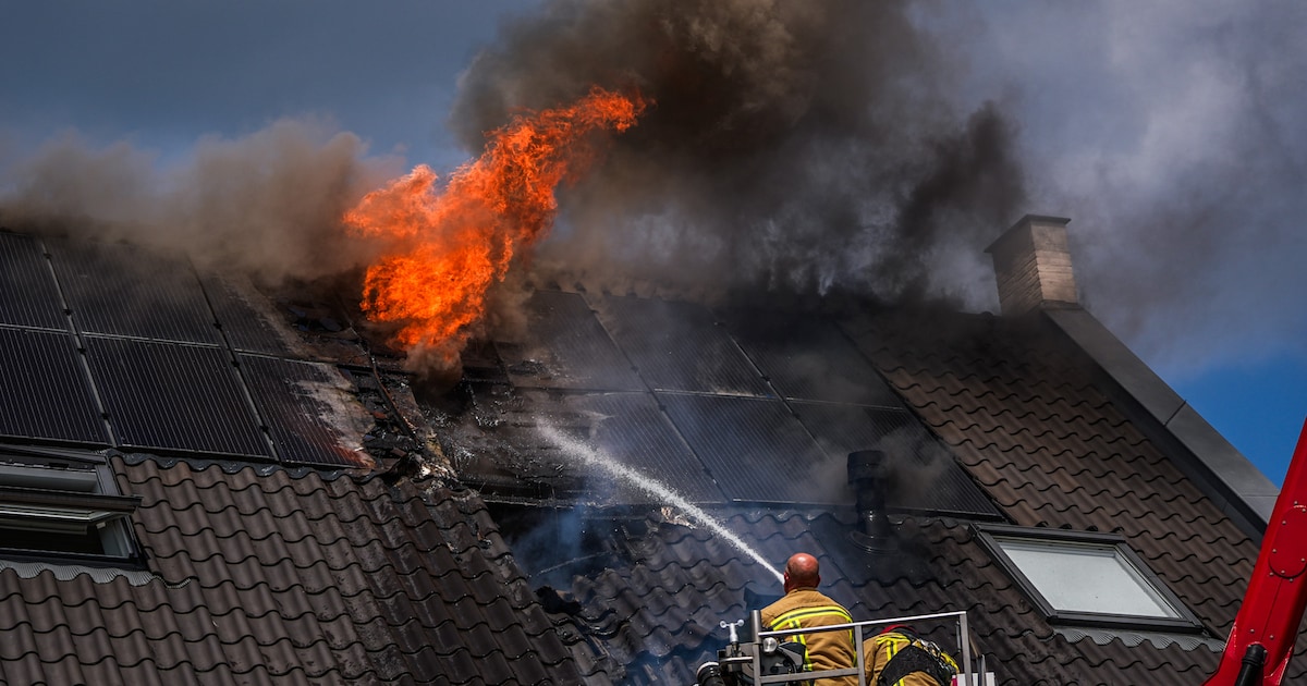 Brand uitgebroken onder zonnepanelen op dak: woning in Helmond net verkocht