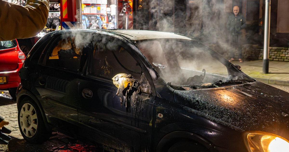 Auto gaat in vlammen op in Helmond: politie vindt aanmaakblokjes en brandbare vloeistof