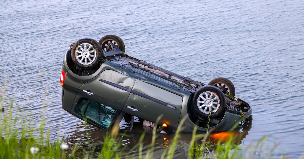 Auto belandt in het water in Nieuwerkerk aan den IJssel