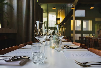 Altijd al naakt een steak willen eten? Bij dit Amerikaanse restaurant kan dat