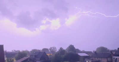 Indrukwekkende lichtshow door onweer boven de Ooijpolder