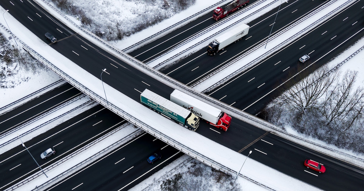 Dak ingstort van Hal 22, Rijkswaterstaat waarschuwt voor gladheid morgen