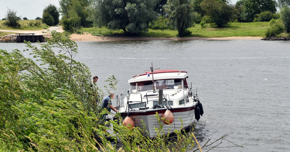 Motor van plezierjacht valt uit op Maas: boot drijft richting stenenkrib