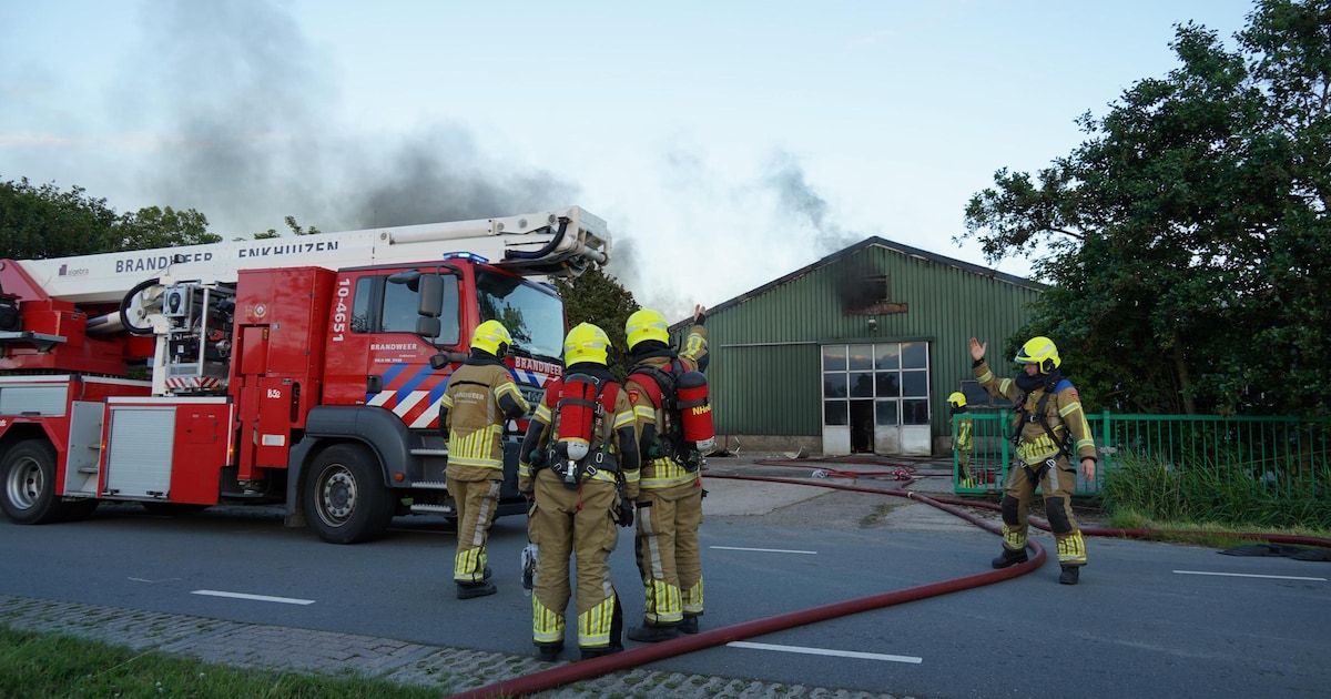 Zeer grote brand in schuur aan Veenakkers in Wervershoof geblust