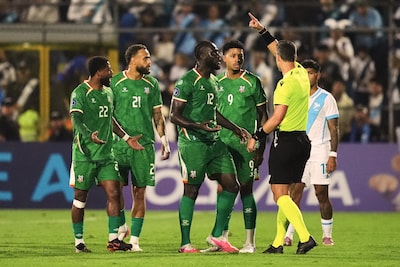 Dramatische uitschakeling tiental Suriname na goal in 96ste minuut: ‘Het hele stadion maakte apengeluiden’