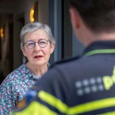 Voorlichting aan ouderen over nepagenten, fraude en babbeltrucs