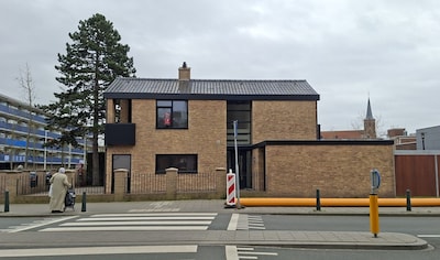 Stenen achtertuin en een Romein in de eetkamer: binnenkijken in een Loosduinse Fundaparel