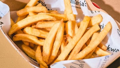 Kwalitaria Arnhem trakteert klanten Voedselbank op gratis friet