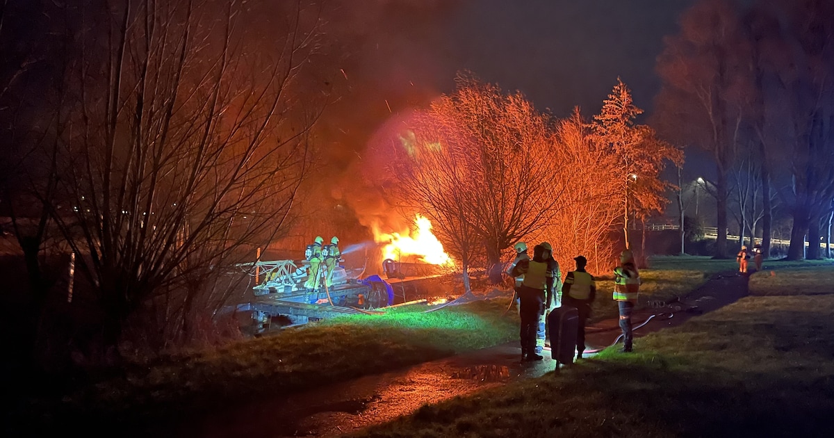 Brand op een boot in Leeuwarden