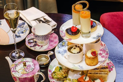 Een complete high tea met veel lekkers scoor je hier voor nog geen 20 euro
