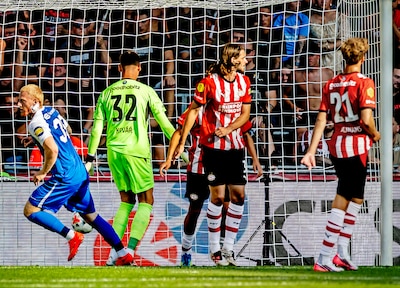 AZ verdubbelt voorsprong tegen tien man PSV, Patati scoort op fraaie wijze