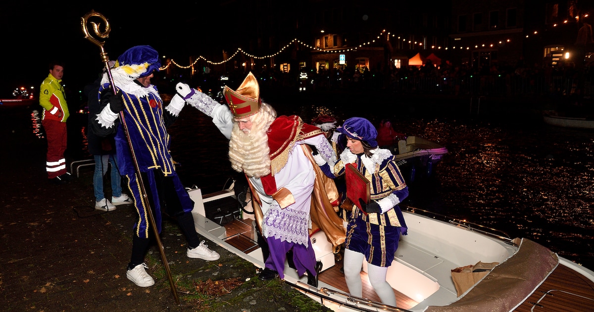 Sinterklaas meert met zijn Pieten aan in de Oude Haven in Hilversum