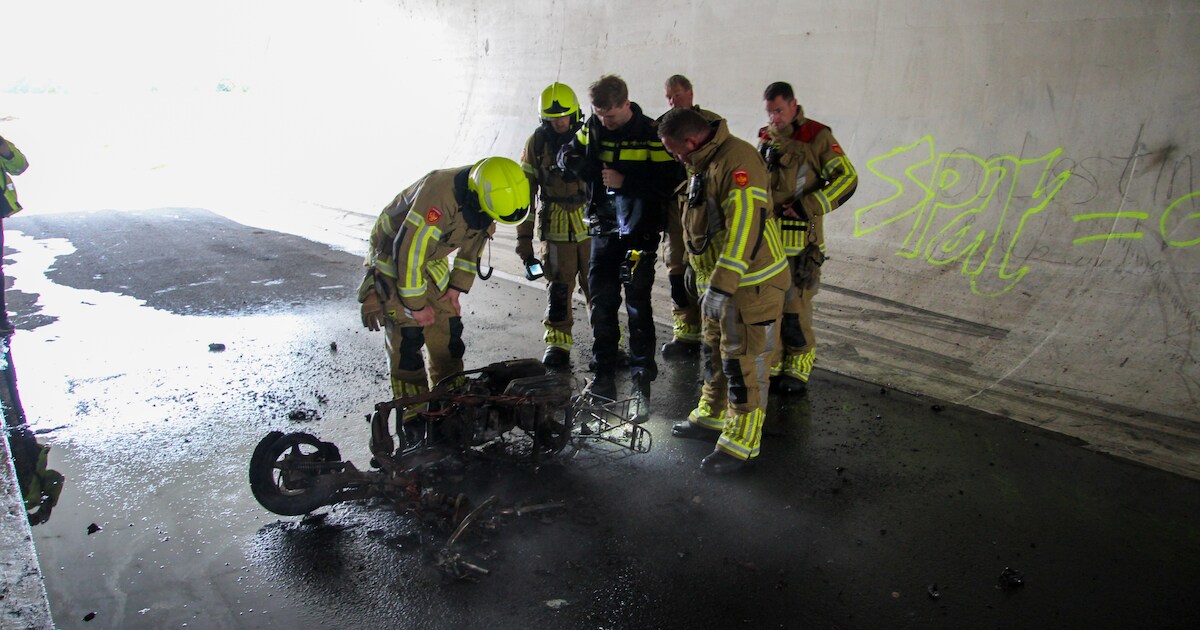 Scooter uitgebrand in tunneltje aan Schermerdijk in Alkmaar