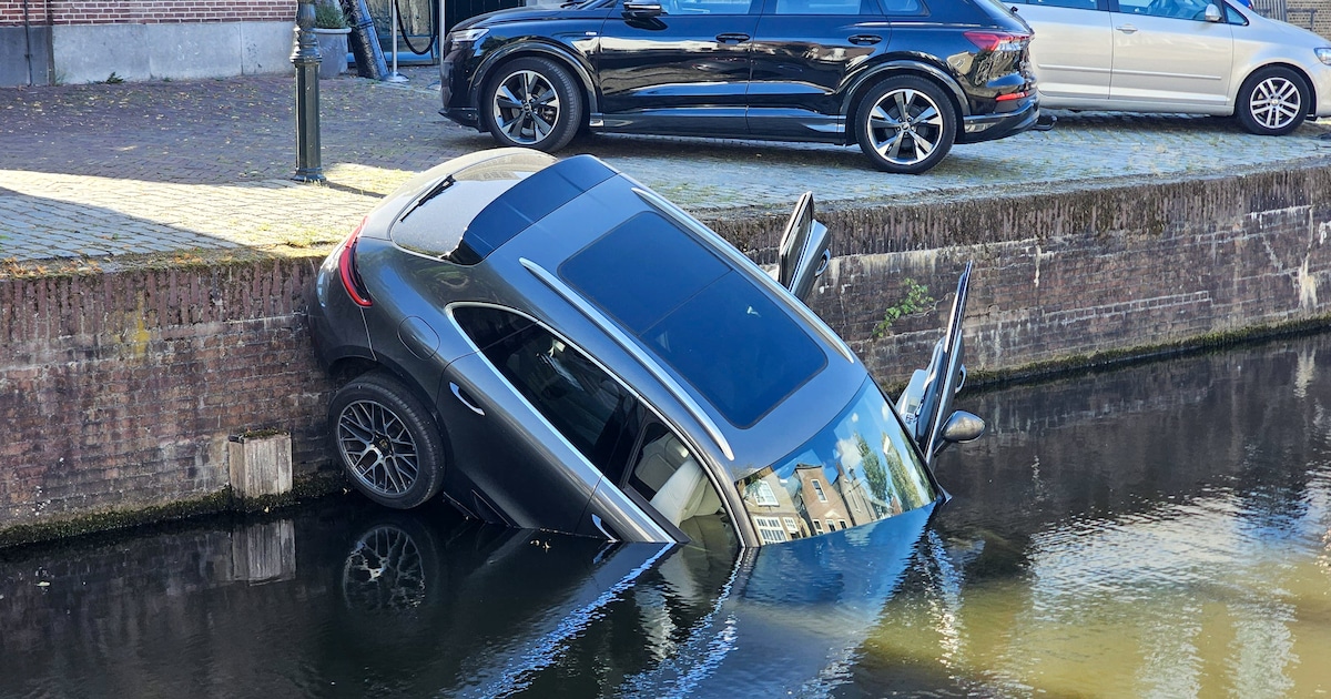 Porsche belandt in de gracht aan de Buitenhaven in Nieuwpoort