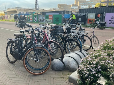 Lucas over zijn kunstwerk dat als fietsenstalling wordt gebruikt: 'De betekenis sneeuwt onder'