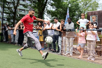 Kinderen gaan uit hun dak als bekendste straatvoetballer van Nederland in Apeldoorn opduikt