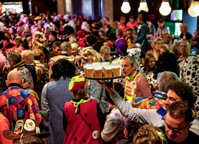 Bierprijs in Kruikenstad gaat omhoog (en streeft zelfs die van Oeteldonk bijna voorbij)