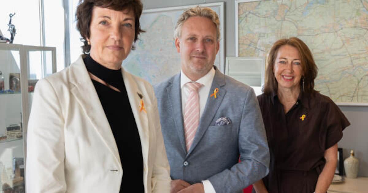 Burgemeester en wethouder van Gouda dragen geel-oranje lintje tijdens Wereld Suïcide Preventie Week