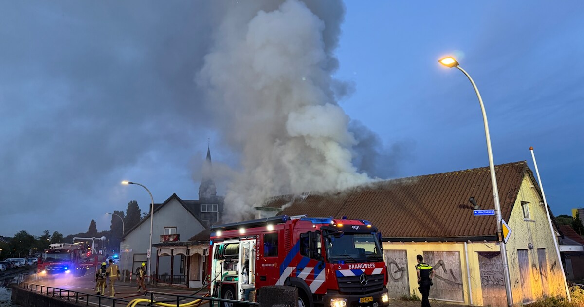 Grote brand in leegstaand pand in Den Hoorn: sprake van veel rookontwikkeling