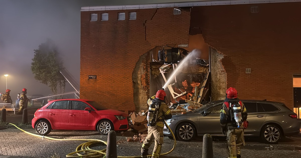 Minstens zeven gewonden door explosie en brand bij fitnessstudio onder flat in Amsterdam, 400 mensen