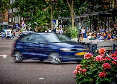 serie-afgekocht-adr-ar20250826-0797-auto-s-rijden-weer-door-op-de-meent-de-proef-met-het-groene-bos-en-de-afsluiting-is-weer-voorbij-foto-frank-de-roo