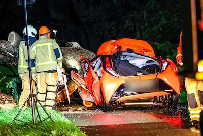 Dode in Drenthe nadat boom op auto valt; noodweer zorgt op meerdere plekken voor schade
