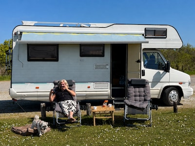 Een oude camper met moderne snufjes: ‘Het enige wat mist, is een vast bed’
