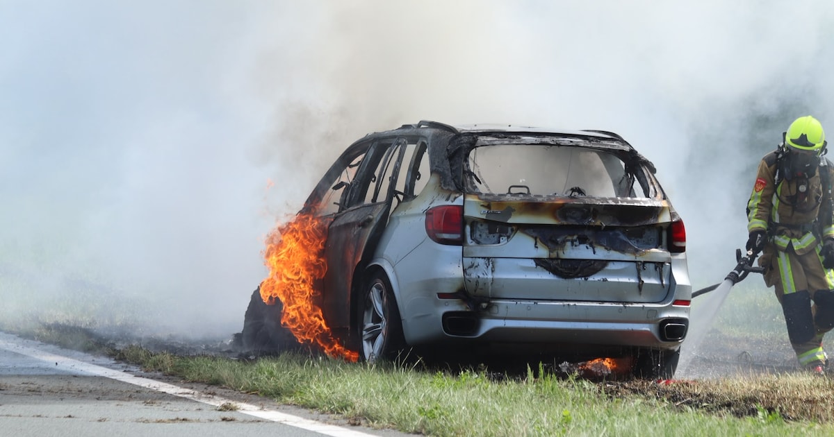 Auto vliegt in de fik op N205 bij Hoofddorp