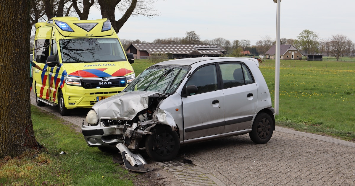 Auto's crashen tegen lantaarnpaal en boom na botsing in Hollandscheveld