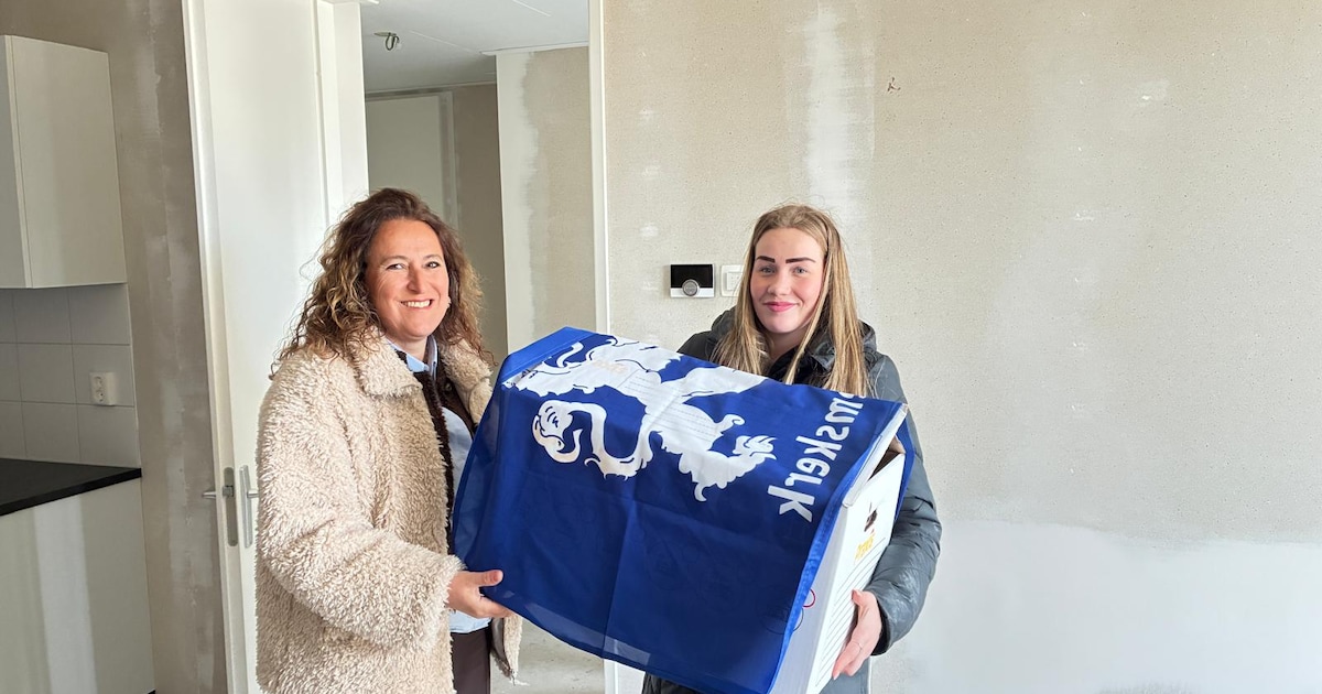 Eerste bewoonster modulaire woningen Tolhek in Heemsker krijgt sleutel