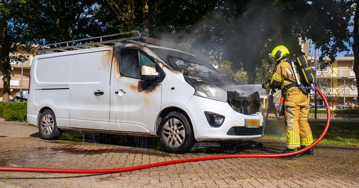 Brand in een bestelbus aan de Merwede in Nieuwerkerk aan den IJssel