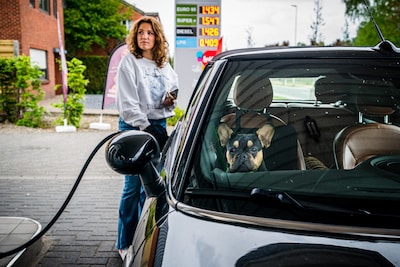 Tanken in België vanaf woensdag flink goedkoper: verschil met Nederland groeit naar 70 cent per liter