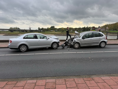 Welle in Deventer afgesloten door frontale botsing, twee gewonden