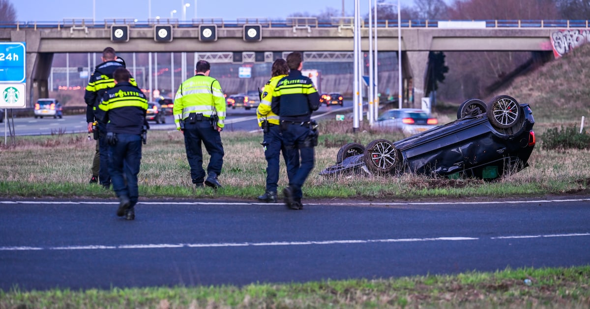 Afrit A12 bij Gouda dicht nadat auto over de kop vliegt
