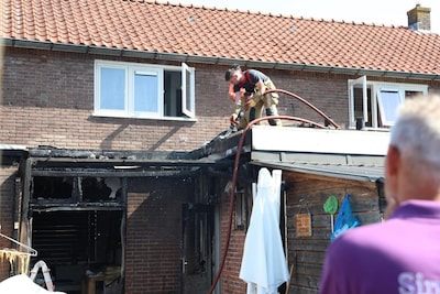 Uitslaande brand bij woning in Almelo, buren maken slapende moeder en kind wakker