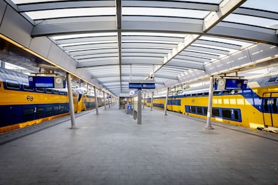 Staking legt openbaar vervoer in heel Nederland plat, NS geeft geen vergoedingen meer taxi