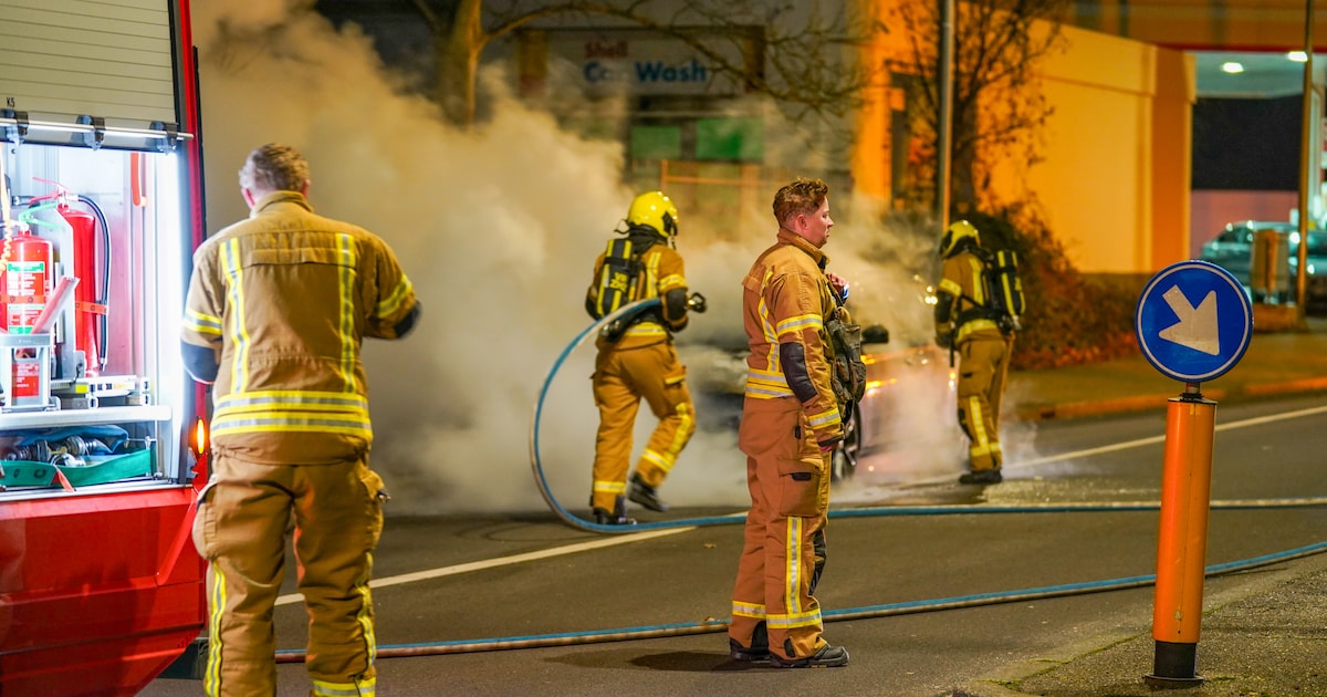 Vlammen leken uit dak te slaan, maar pand Cars99 blijft grotendeels gespaard