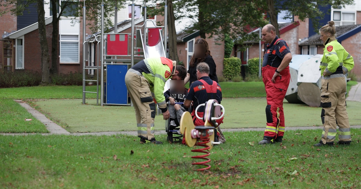 Brandweer bevrijdt meisje uit speeltoestel in Groningen