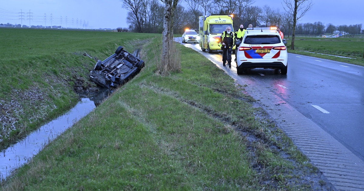 Auto slaat over de kop en komt ondersteboven in sloot in Stedum