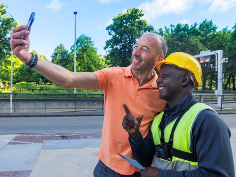 Tranen bij Den Haag Centraal: ‘high‑five‑man’ Mike vrolijkte jarenlang voorbijgangers op, maar moet nu weg