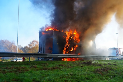 Vrachtwagen in brand op A58, chauffeur heeft erger voorkomen