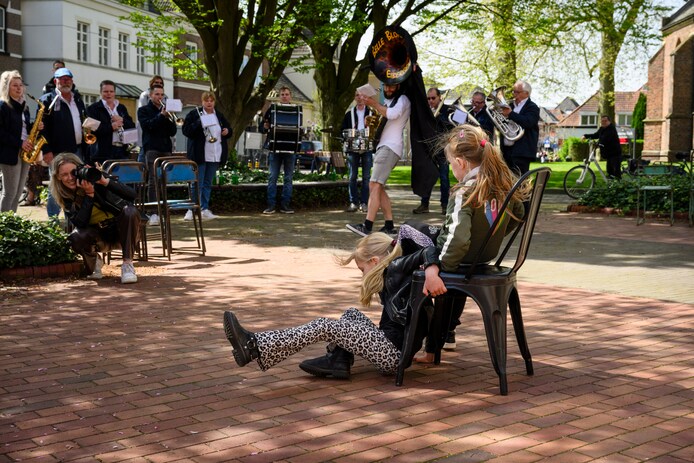 Stoelendans Winnaar Kan Zich Te Buiten Gaan Op De Kermis Van Eibergen 