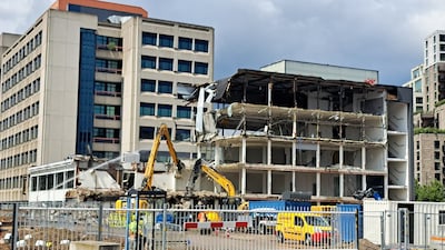 Weer oud-Philipspand weg: gigantische scharen ‘knippen’ SX-gebouw uit Eindhovens straatbeeld